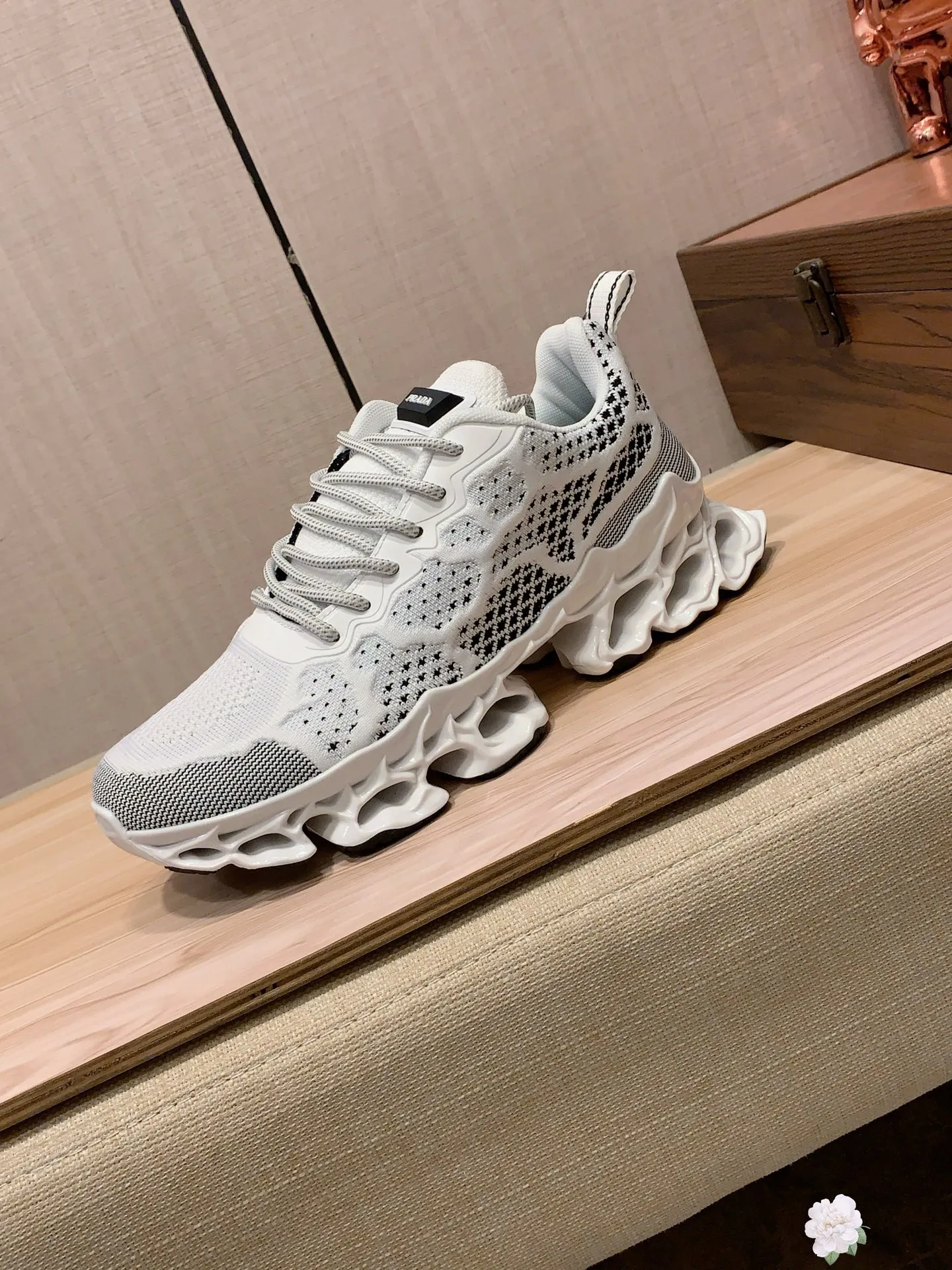Men's men's shoes💰460💰💰🎩🎩[Lightning][Lightning] "PRADA*" The latest and most popular casual shoes, top brand [seduce] luxury ~ purchasing agency, top ~ quality. [Strong] The upper is made of imported breathable fly weave material ➕ breathable sheepskin feet (•) with fine workmanship. The original stylish and stylish soft rubber wear-resistant and non-slip outsole is light and comfortable on the feet. The real thing looks better when photographed. 004: Size: 38-44, 3️⃣ colors selected